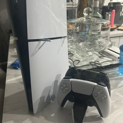 ps5 slim digital + 2 controllers + charging stand