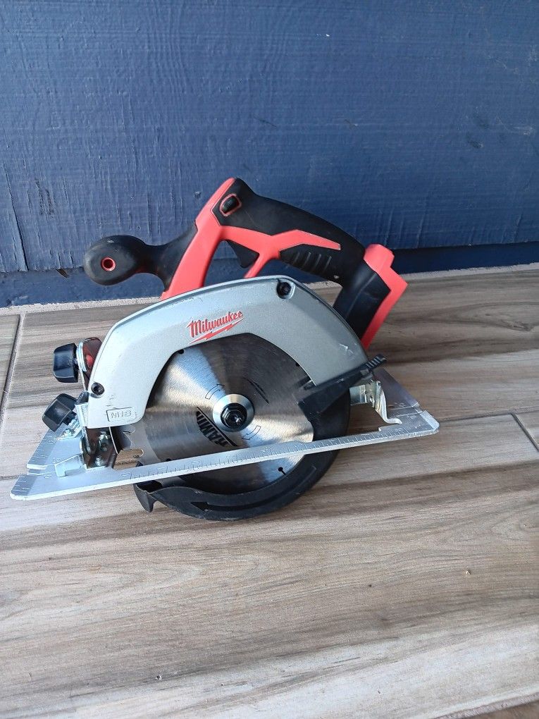 CIRCULAR SAW 6"1/2 MILWAUKEE TOOL ONLY 