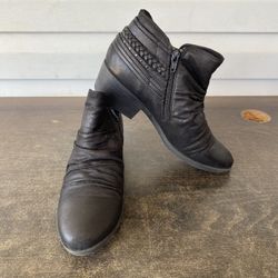Baretraps women's black side zip block heel ankle boots size 7.5M