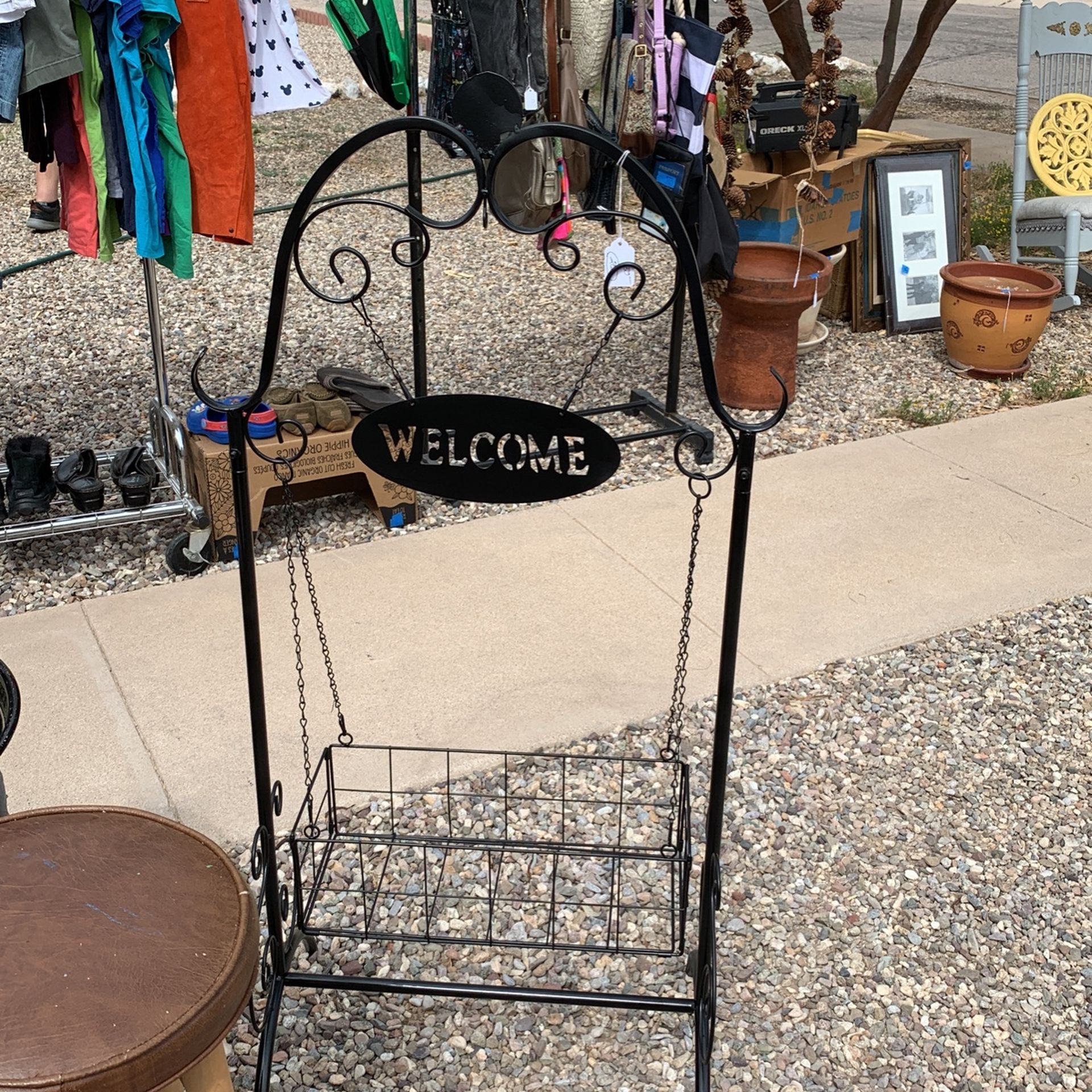 Black Yard Metal Art Stand