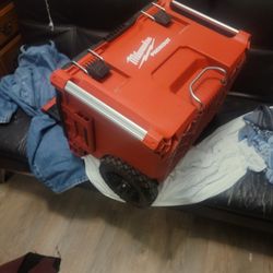 ROLLING TOOL BOX  MILWAUKEE 