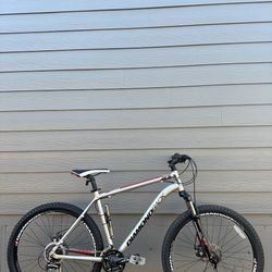 Diamondback Axis XE 27.5 wheels Mountain Bike – Large Frame - Aluminium Bicycle Disc Brakes