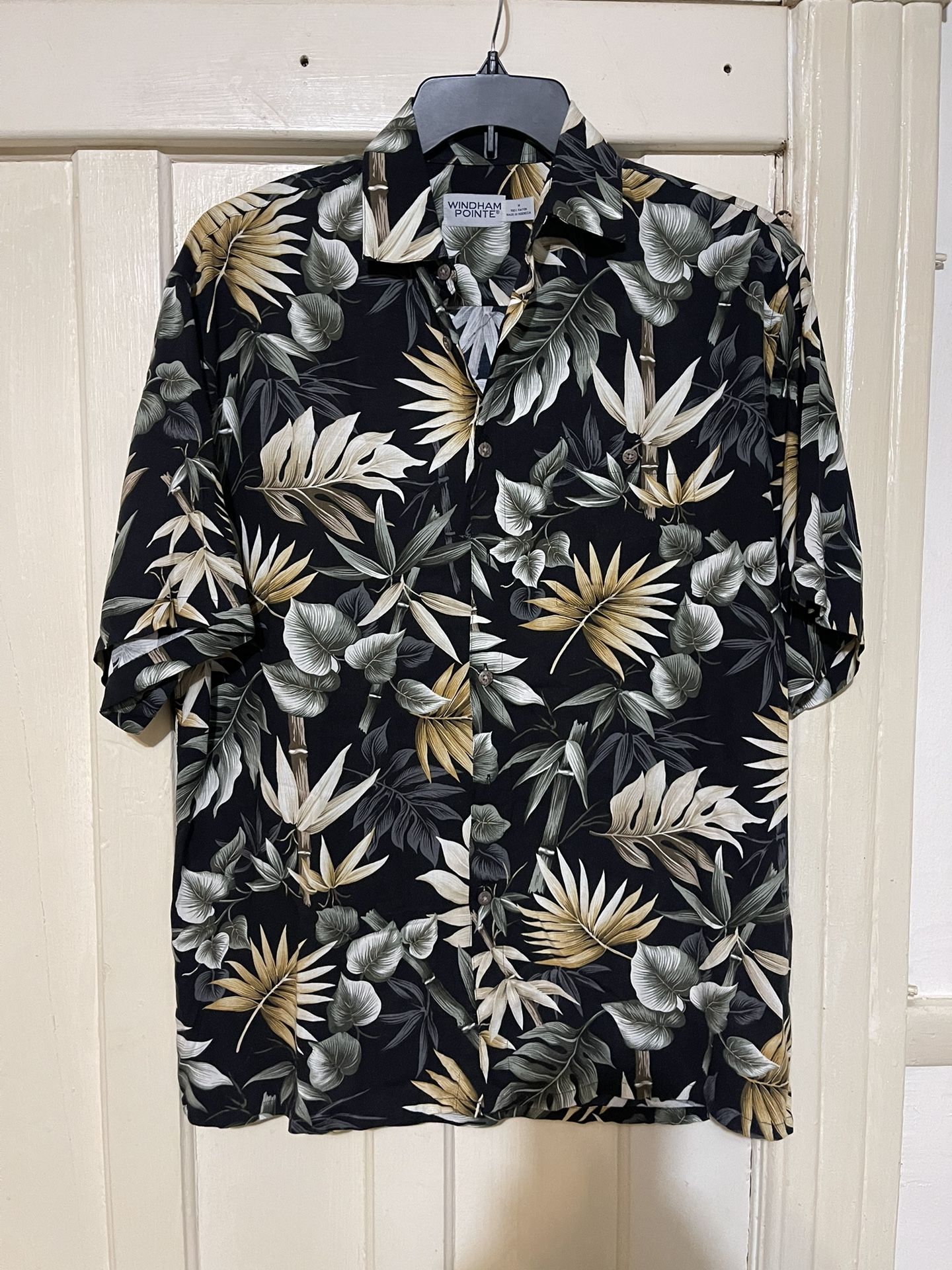 WINDHAM POINTE Men’s Hawaiian 100% RAYON floral shirt size M