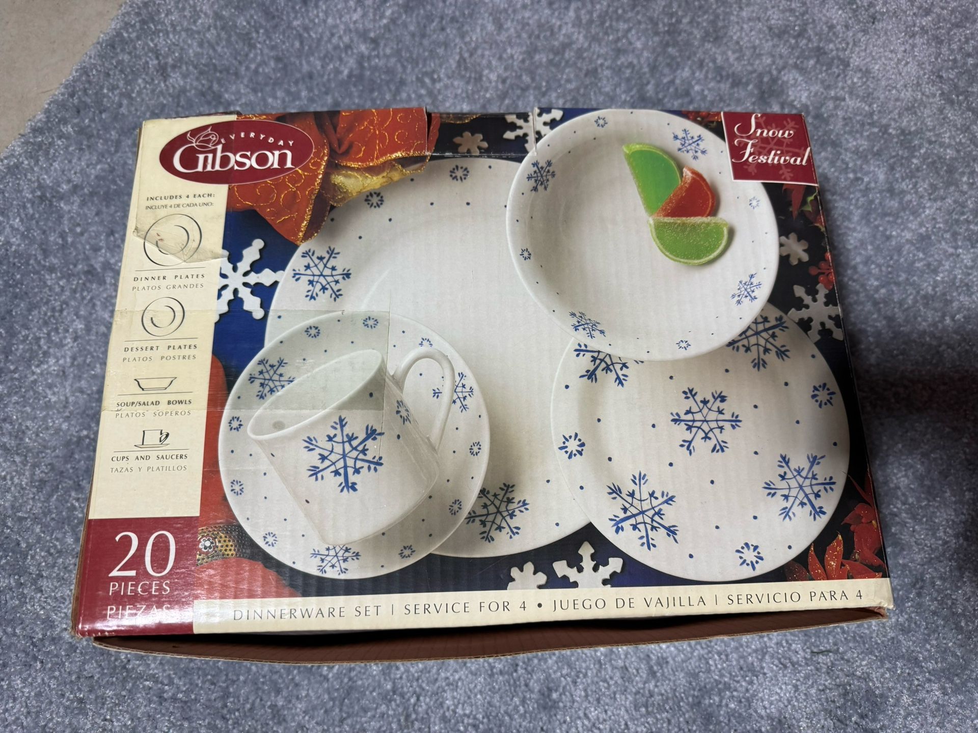 Gibson Eveyday Snow Festival 20 pc Holiday/Christmas Dinnerware Set. NEW IN BOX.