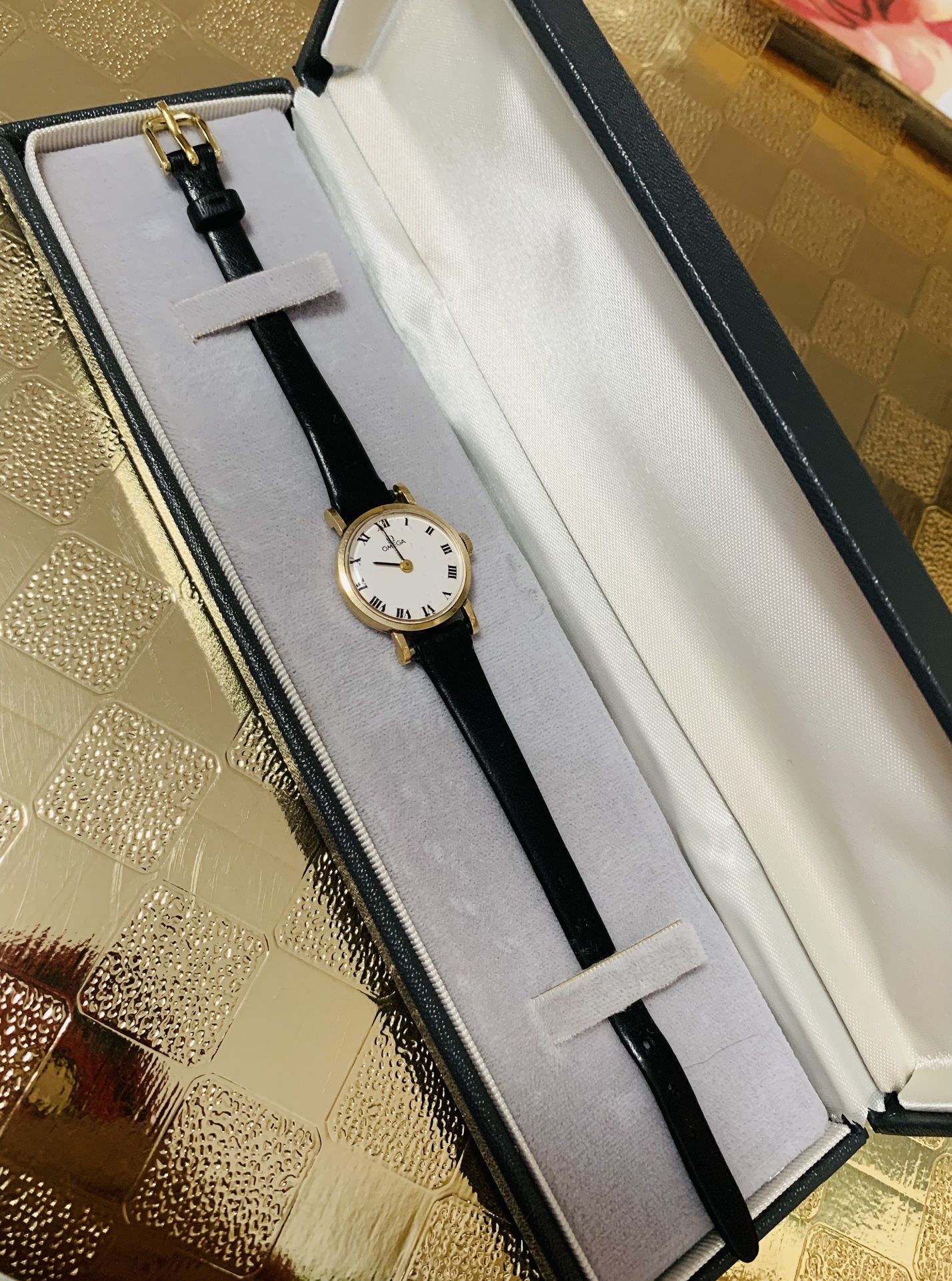 OMEGA De VILLE 14 KARAT GOLD ULTRA SLIM Ladies Wind Watch With