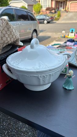 Ceramic lidded soup tureen