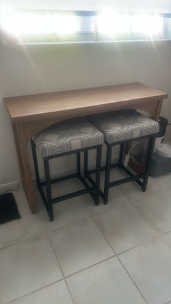 Breakfast bar with 2 stools