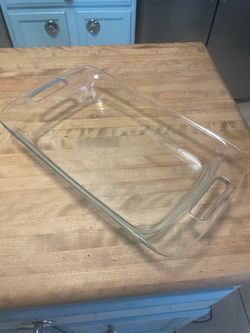 Large 3qt Pyrex easy grab baking dish