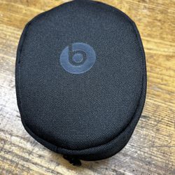 Beats Headphones Travel case w/charging cable