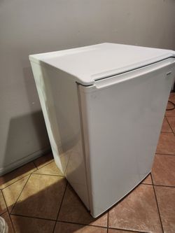 Perfect Size Fridge for Shared Living or Extra Storage Fridge. Working Condition 9 cu.ft.