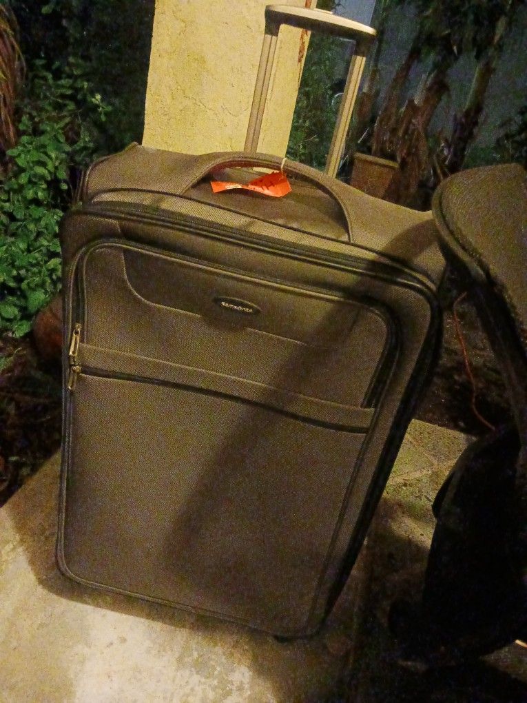 Samsonite Ex Larg 32in 4 Wheels Like New Luggage 20 Final Price