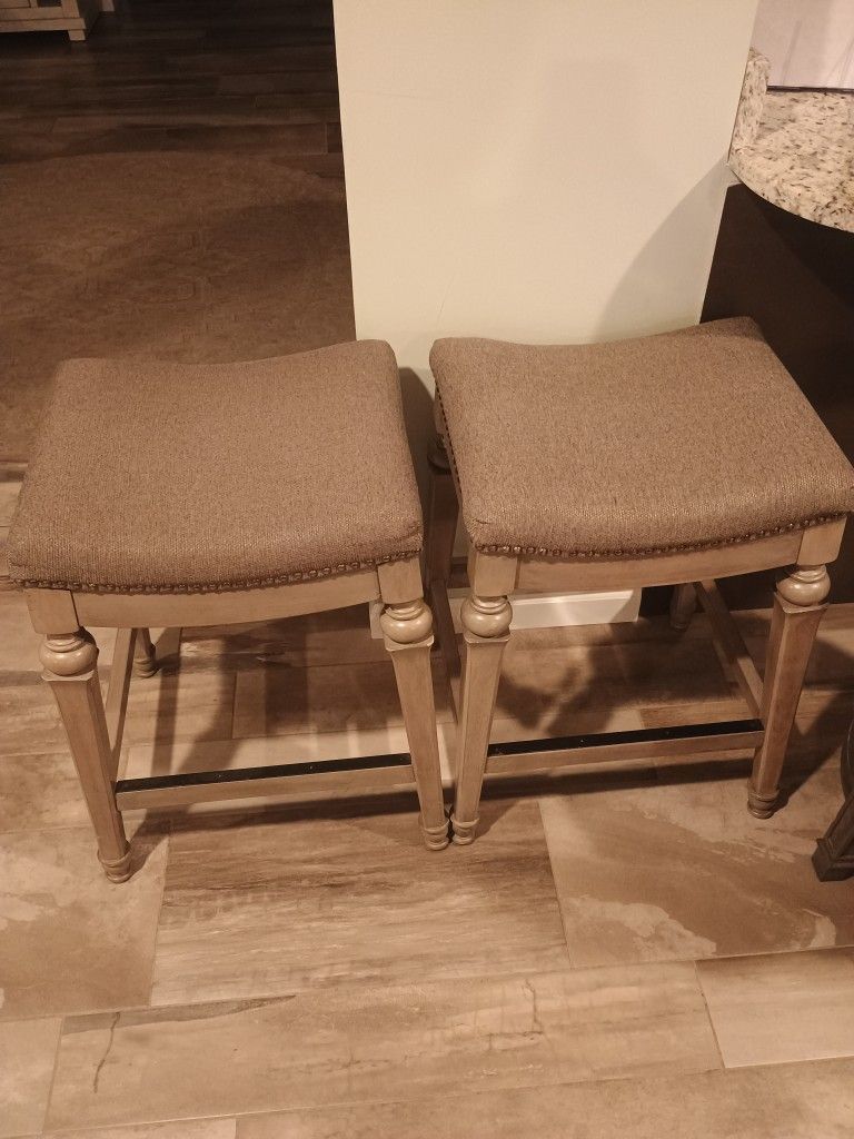 2 Bar Stools Set With Cushions Wooden