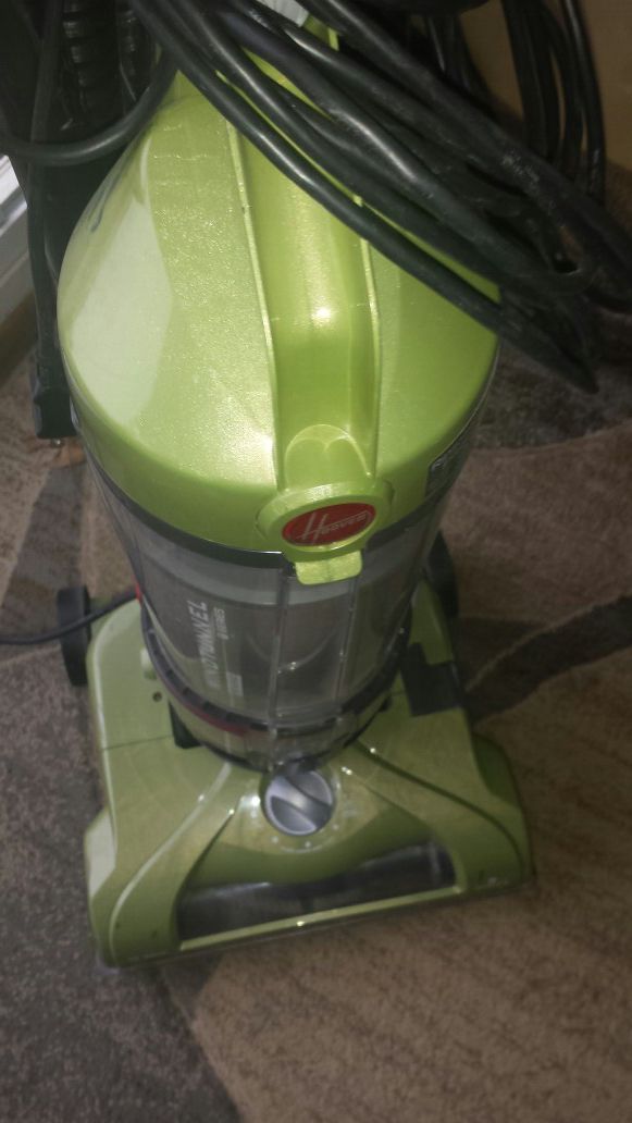 Hoover Wind Tunnel Dluxe Vacuum