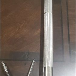 New Olympic 7ft 45 Pound Barbell. Includes Clips