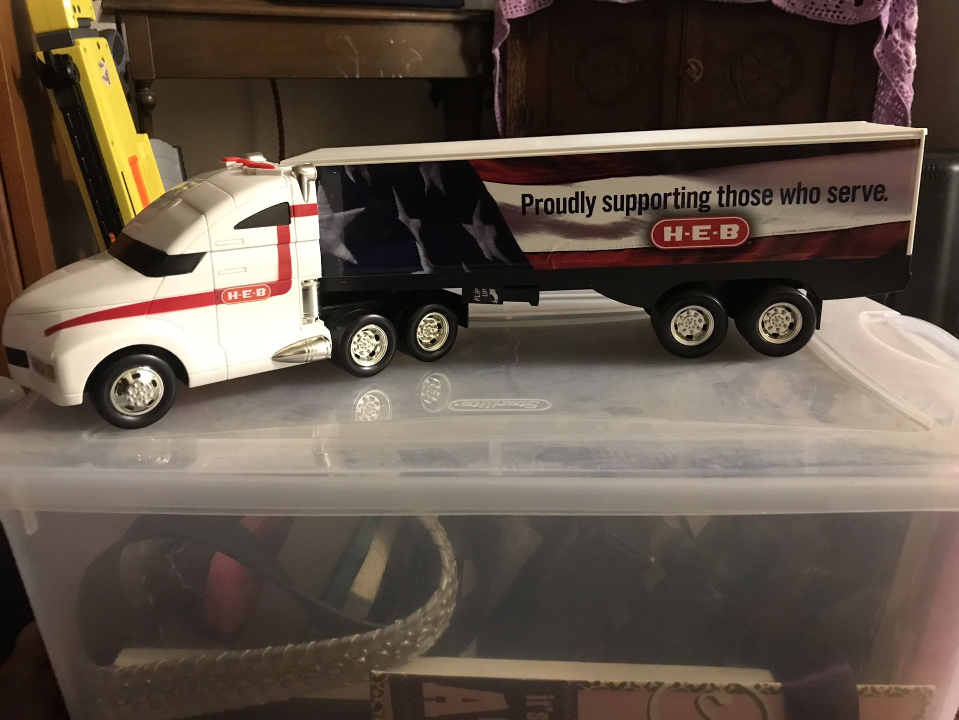 H-E-B 18 Wheeler Truck