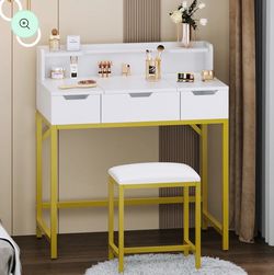 Table with 3 drawers and power outlets