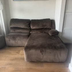 “Like-New Brown L-Sectional w/ Recliner +72” Mirror – Cozy & Stylish!”