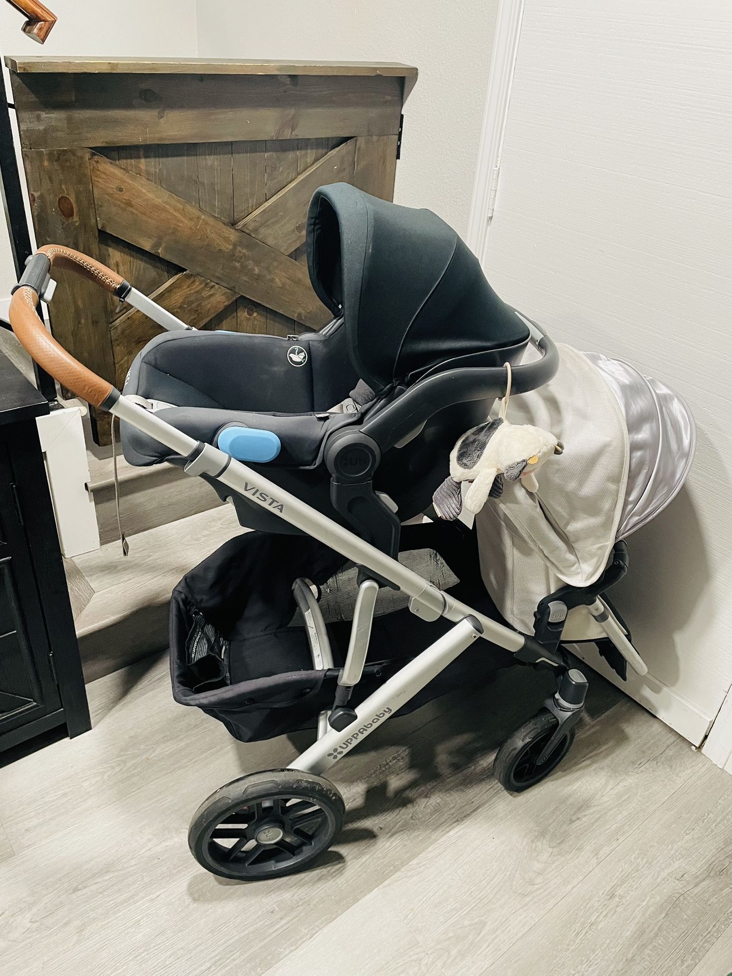 Uppa Baby vista Stroller/ Mesa Car seat