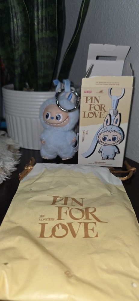 Labubu Pin For Love 30$ D