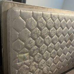 Queen mattress With Box Spring 