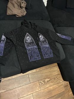 Who decides War hoodie AUTHENTIC NO FLAWS!