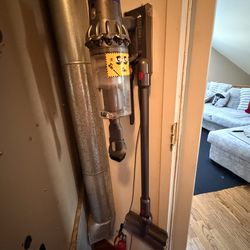 Dyson Cordless Vacuum V7 / V8 with Attachments + Wall Mount