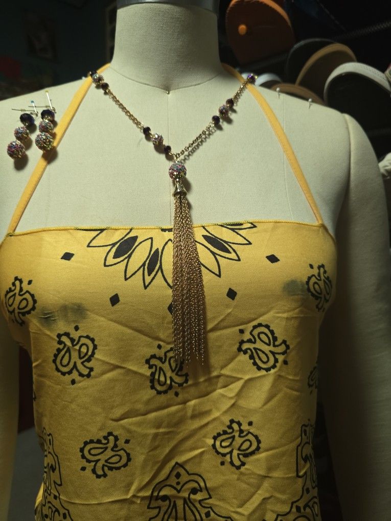 Long Necklace With Pretty Sparkling Earrings