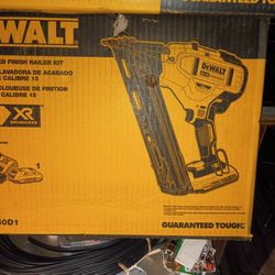 Dewalt 15 Gates Angled Finish Nailer Kit