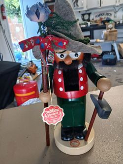 Nut cracker