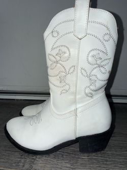 🤍 White Embroidered Cowboy Girl Boots