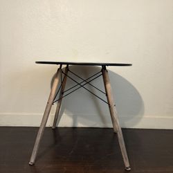 Round Table  31 1/2 Inches 