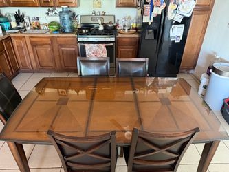Table sits 6