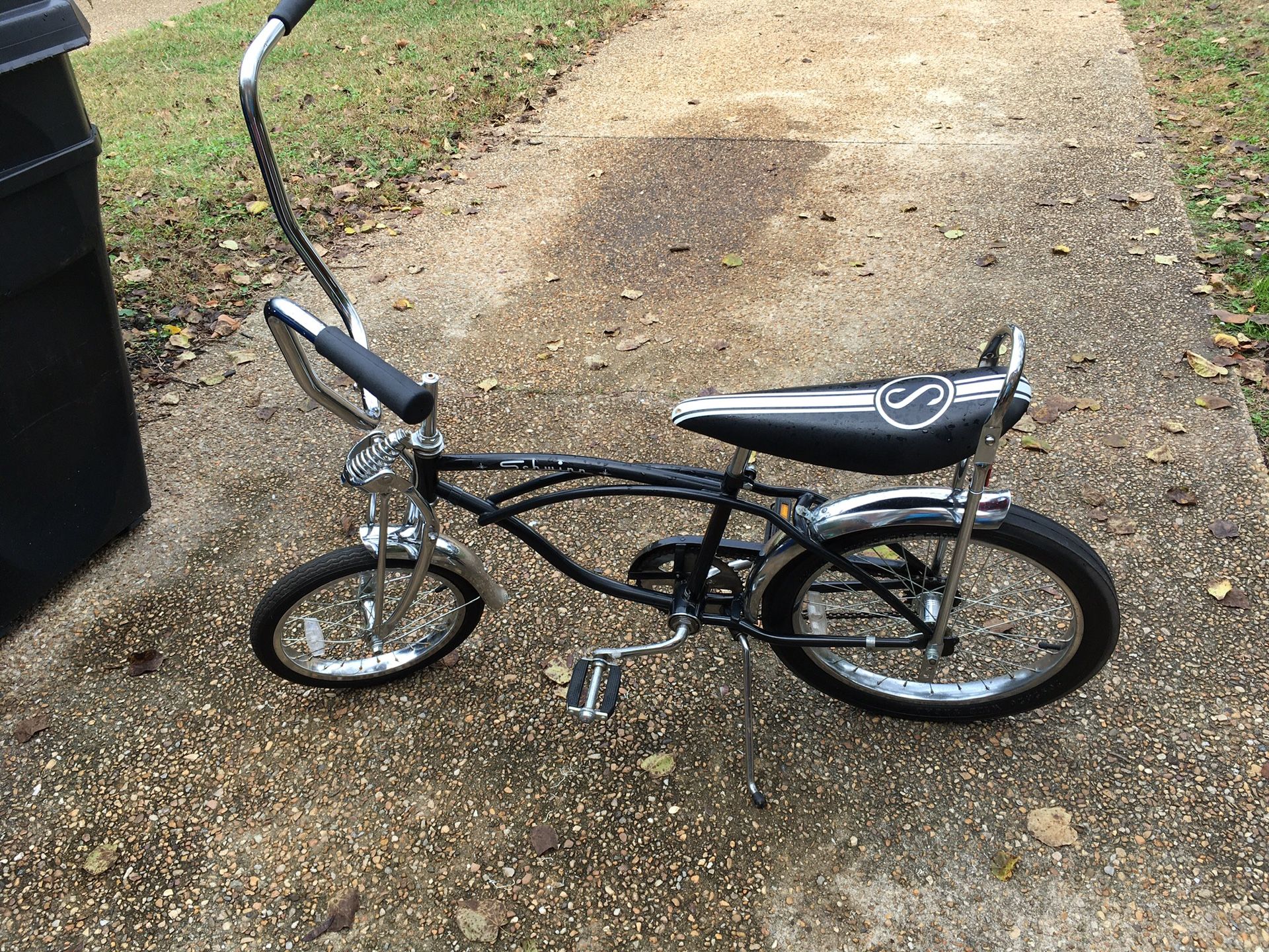 SCHWINN Stingray bike (good condition)