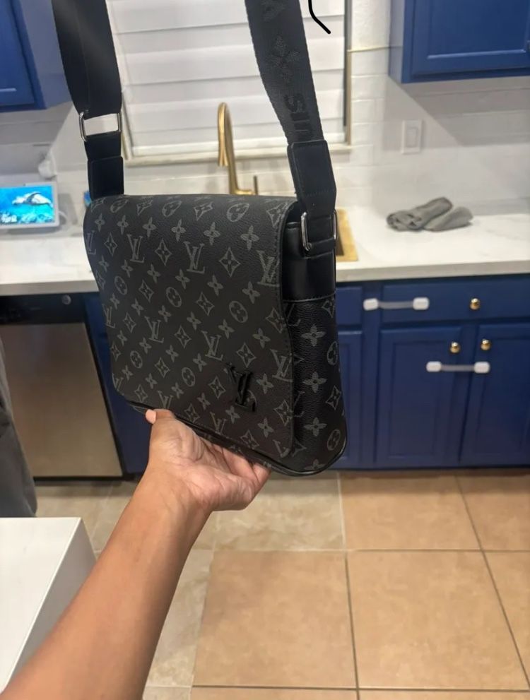 Louis Vuitton (AUTHENTIC)