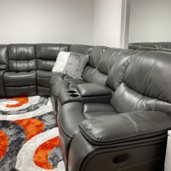 BEAUTIFUL GRAY OR BLACK LEATHER GEL SECTIONAL WITH 3 RECLINERS.. 