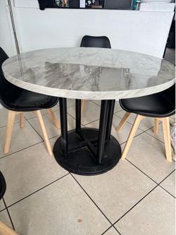 Round dinning table