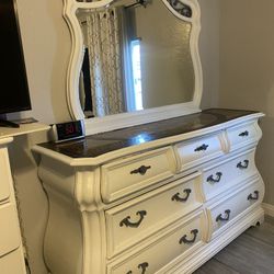Dresser With Mirror 