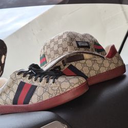 Original gucci Shoes, I wore them maybe like once or twice, It was, was, it was a GIF, I'm a family member. Size 10, but there were too big for me.
Oh