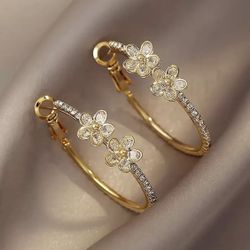 Women’s Crystal Flowers Hoops !!!!! 