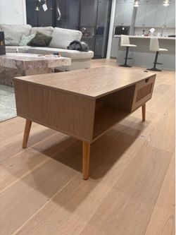 Wooden coffee table (40x20x17 in)