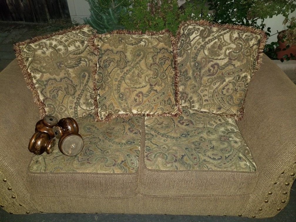 Free good quality loveseat couch. Pick up please in Poway