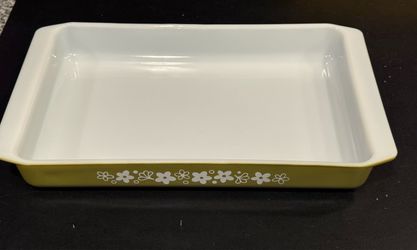 Vintage Pyrex #933 Lasagna Casserole Pan in the Spring Blossom Green (also known as Crazy Daisy) pattern from the 1970s.