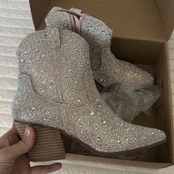 Matisse Harlow Bootie Boots. NIB In rhinestone 