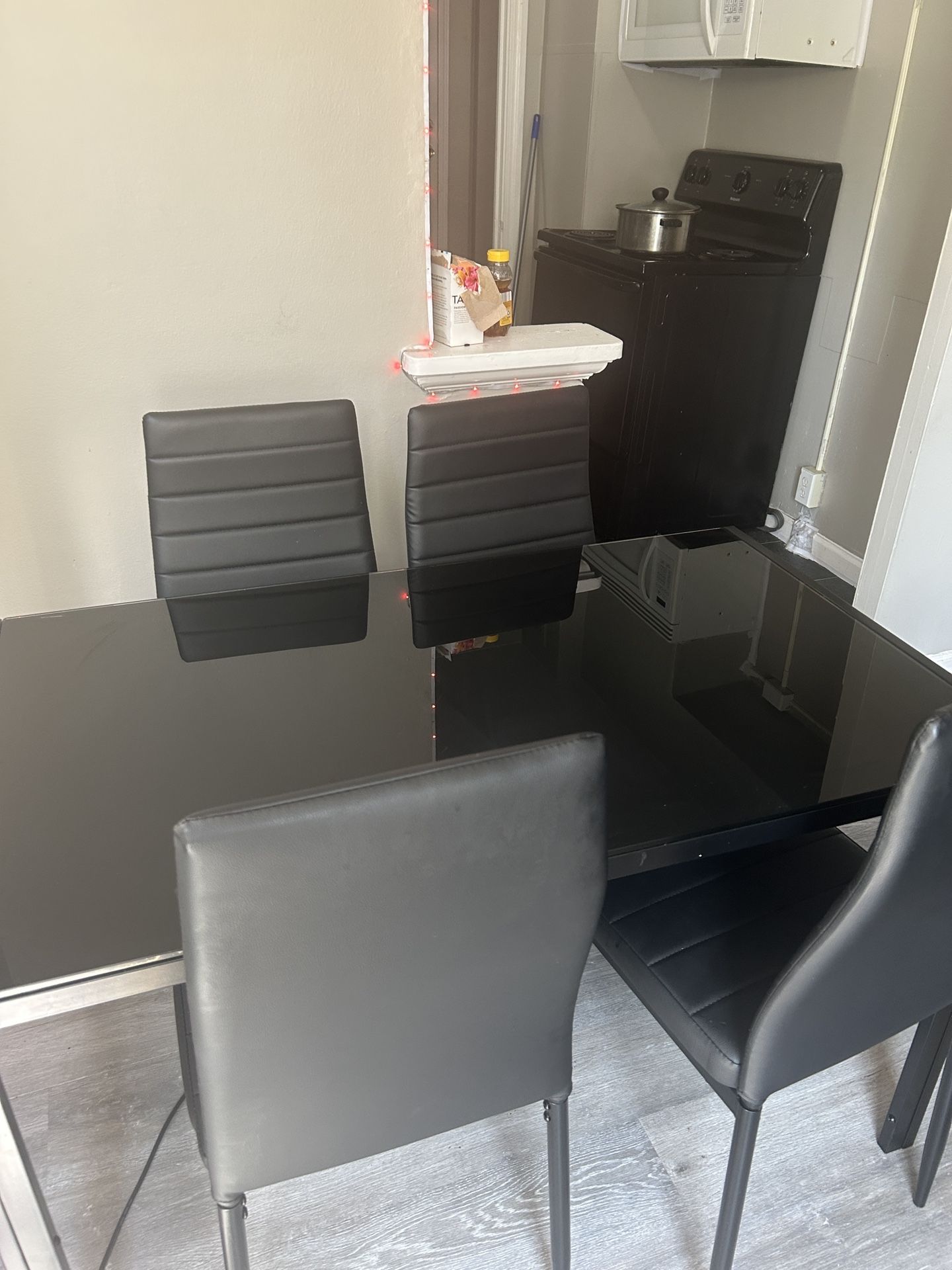 Full Glass Table Dining Set with 4 Chairs .