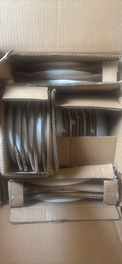 AmorArc 18-Piece Dinnerware Set – Like New