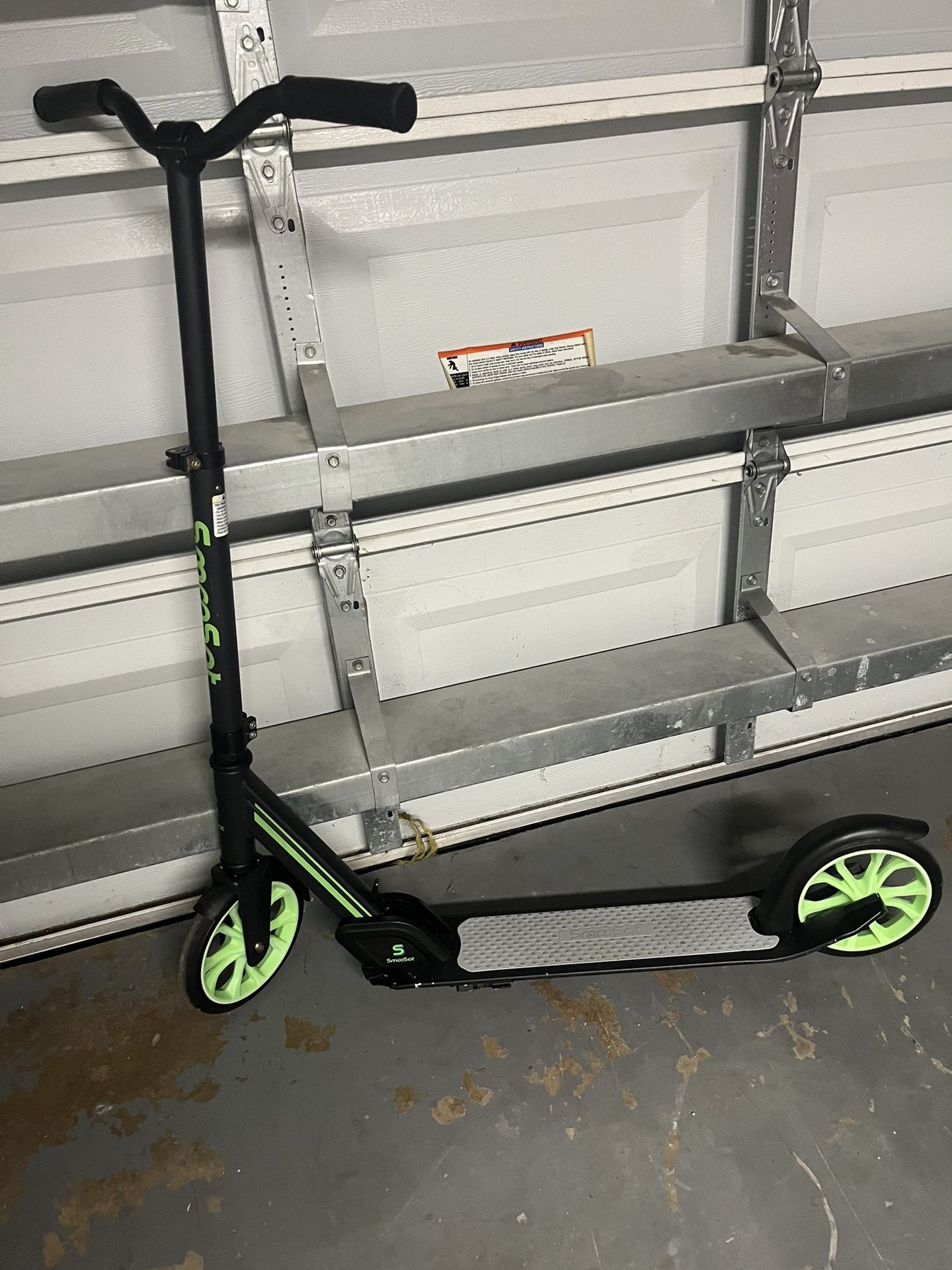 Up Go Non-Electric Kick Scooter Smoosat
