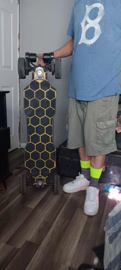ELECTRIC SKATEBOARD  RETAILS FOR 700.00  ASKING $300 COMES WITH  CHARGER AND REMOTE WRKS PERFECT