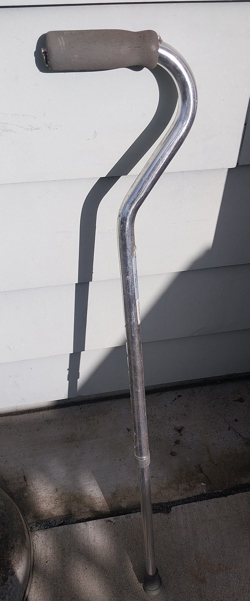 Adjustable walking cane