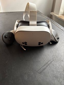 Meta Quest 3 VR Headset with Controllers