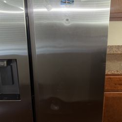 Samsung Counter Depth Side by Side Refrigerator with External Water and Ice Dispenser
